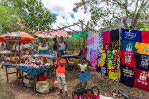 Frauen und Kinder mit traditioneller Gesichtsbemalung, Souventir Verkauf, Ramena Bucht, Diego Suarez, Antsiranana, Madagaskar, Afrika Frauen und Kinder mit traditioneller Gesichtsbemalung, Souventir Verkauf, Ramena Bucht, Diego Suarez, Antsiranana, Madagaskar, Afrika